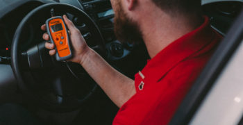 AutoZoner using Fix Finder scan tool to diagnose P0125