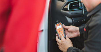 AutoZoner using a Fix Finder scan tool to diagnose code P2135